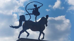 Скульптура "Гимнастка на лошади"