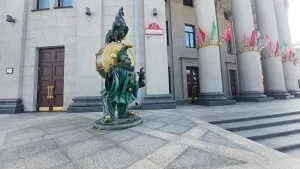 Скульптура "Клоун и петух с поросёнком"