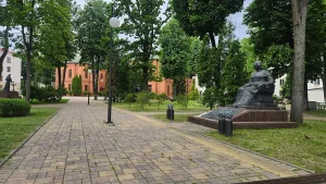 Памятник Николаю Гусовскому (БГУ, Минск)