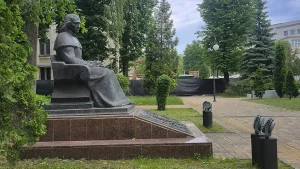 Памятник Николаю Гусовскому (БГУ, Минск)