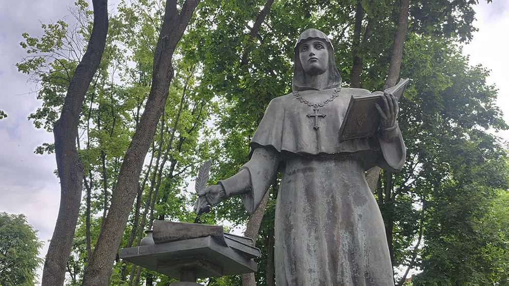 Памятник Евфросинии Полоцкой (БГУ)