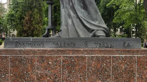 Памятник Евфросинии Полоцкой БГУ