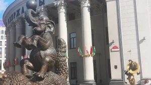 Скульптура "Кот черепаха и слон-жонглер"