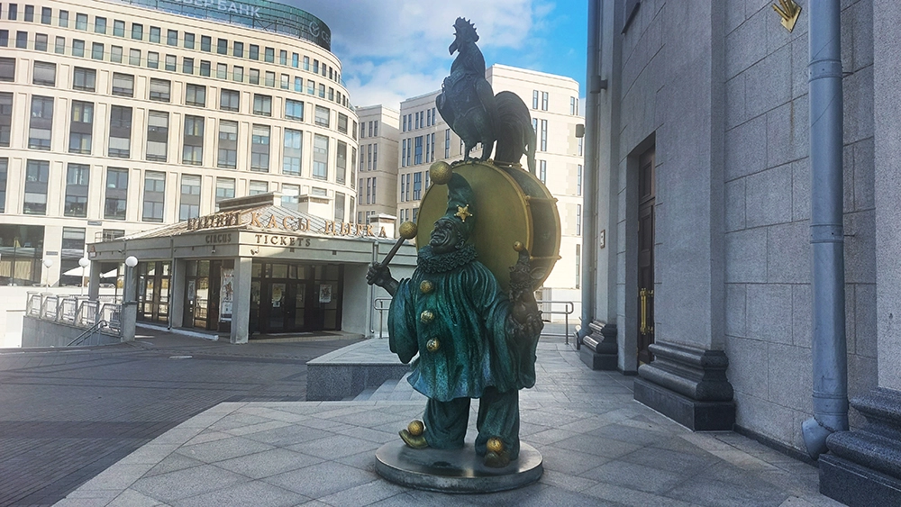 "Клоун и петух с поросёнком"