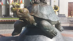 Скульптура "Кот черепаха и слон-жонглер"