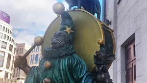 Скульптура "Клоун и петух с поросёнком"