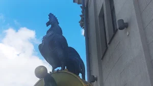 Скульптура "Клоун и петух с поросёнком"