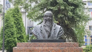 Памятник Конфуций