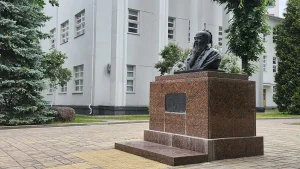 Памятник Конфуций